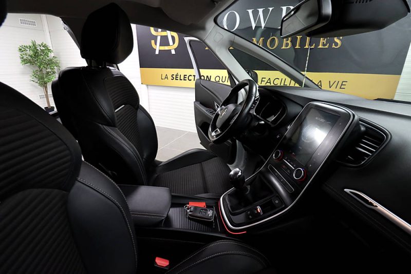RENAULT GRAND SCENIC IV 2017. Particuliers ou entreprises, Auto Dakar répond à tous vos besoins en mobilité