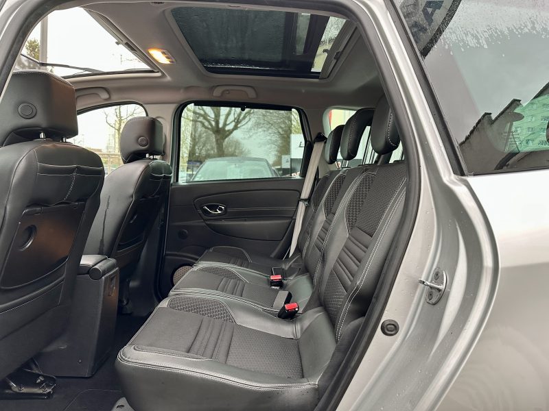 RENAULT GRAND SCÉNIC 2015. Programmes de fidélité avantageux pour les clients réguliers d'Auto Dakar