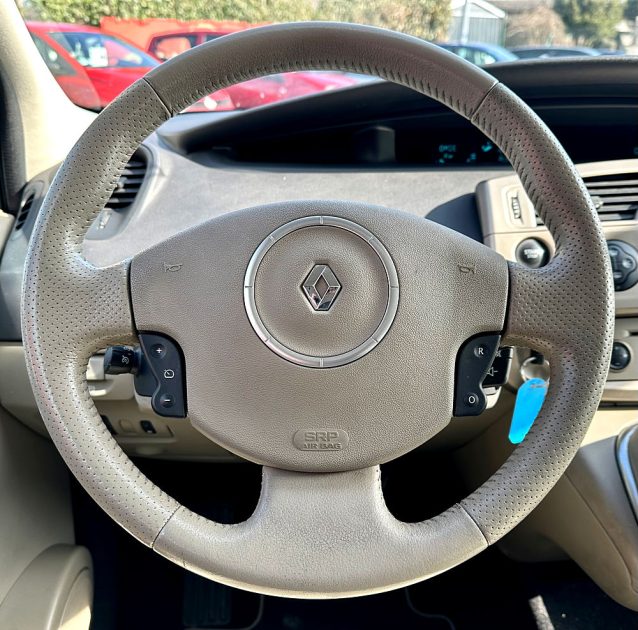 RENAULT GRAND SCÉNIC II 2008. Depuis plus de trois décennies, Auto Dakar construit sa réputation sur la confiance et l'excellence opérationnelle. Nous sommes fiers d'accompagner des milliers de familles et d'entreprises dans leurs projets de mobilité avec professionnalisme et intégrité.