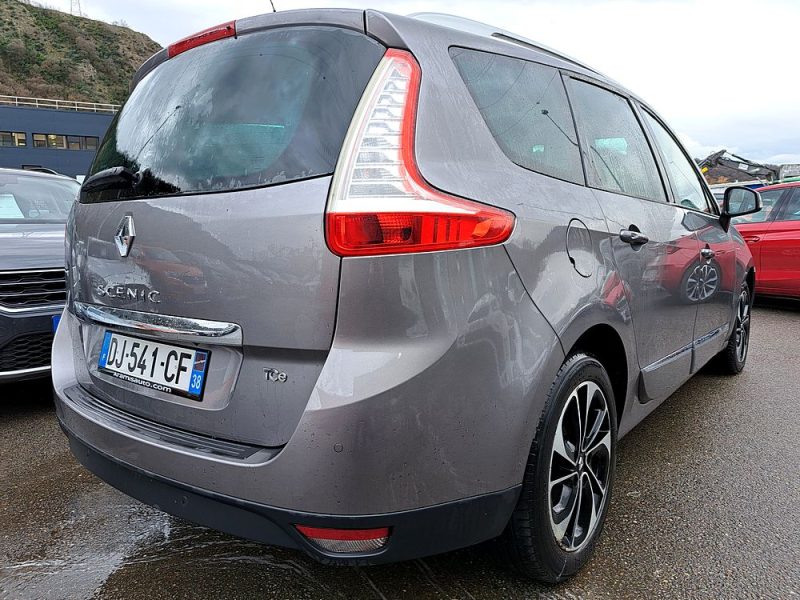RENAULT GRAND SCÉNIC III 2014. La location de véhicules chez Auto Dakar inclut une assistance 24h/24 et 7j/7 pour votre tranquillité d'esprit. En cas de panne ou d'incident, notre équipe d'intervention rapide se déplace immédiatement pour résoudre le problème ou vous fournir un véhicule de remplacement.