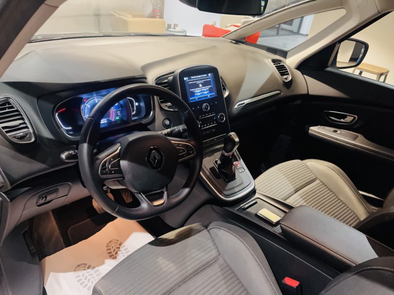 RENAULT GRAND SCÉNIC IV 2019. Auto Dakar propose des contrats de location flexibles adaptés à chaque budget