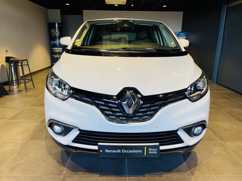 RENAULT GRAND SCÉNIC IV 2020. Notre service de location avec chauffeur professionnel Auto Dakar met à votre disposition des conducteurs expérimentés et parfaitement formés. Cette prestation haut de gamme est idéale pour vos déplacements d'affaires, événements spéciaux ou découverte touristique du Sénégal.