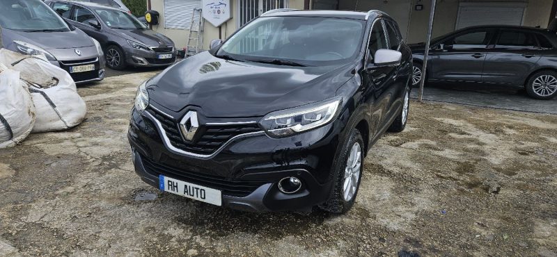 RENAULT KADJAR 2015. Auto Dakar propose des solutions de mobilité intégrée combinant location de véhicules, assurance, carburant et maintenance dans des forfaits tout-inclus. Cette approche globale simplifie la gestion de votre mobilité tout en optimisant vos coûts de transport professionnel ou personnel.