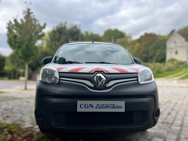 RENAULT KANGOO 1ERE MAIN 2018. Auto Dakar propose des programmes de formation à la conduite défensive et à l'éco-conduite en partenariat avec des écoles spécialisées. Ces formations contribuent à améliorer votre sécurité au volant tout en optimisant la consommation de carburant de votre véhicule.