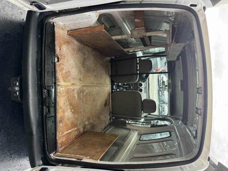RENAULT KANGOO 2001. Auto Dakar investit continuellement dans la formation de ses équipes pour maintenir le plus haut niveau d'expertise technique et commerciale. Cette politique de formation permanente nous permet de vous offrir des conseils pertinents et un service client d'excellence reconnu par nos clients.