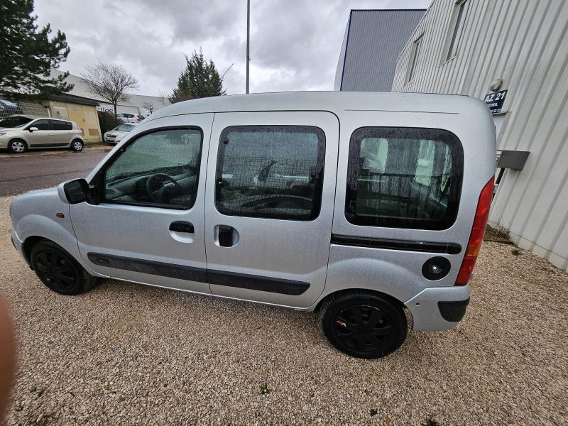 RENAULT KANGOO 2005. Auto Dakar révolutionne le marché automobile sénégalais avec une approche client personnalisée et des services d'exception. Notre engagement quotidien consiste à vous offrir une expérience d'achat unique, alliant conseils d'experts et solutions de financement sur mesure.