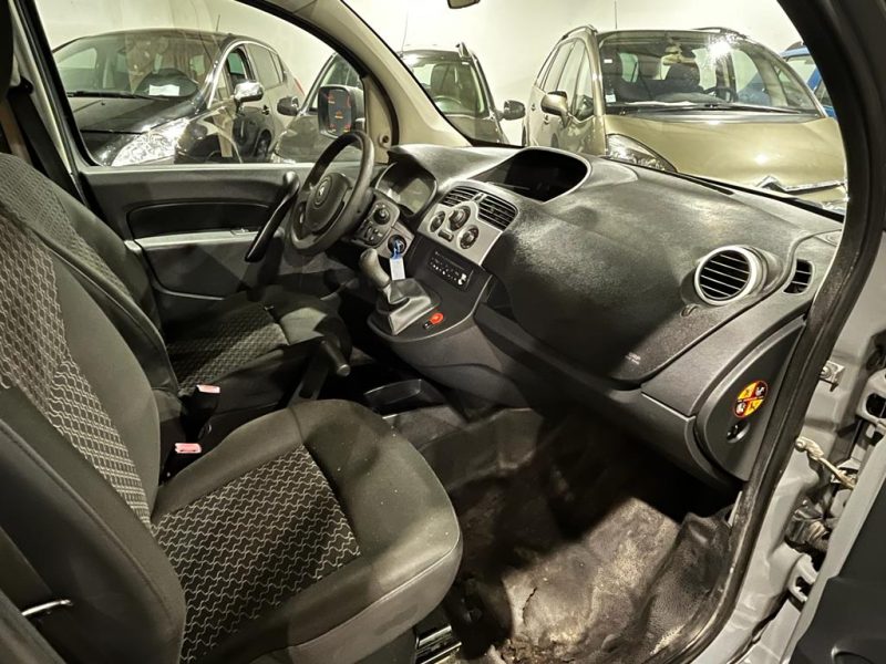 RENAULT KANGOO 2012. La location longue durée Auto Dakar inclut un package maintenance complet avec révisions programmées et remplacement des pièces d'usure. Cette formule tout-inclus vous permet de maîtriser parfaitement votre budget mobilité sans surprises financières.