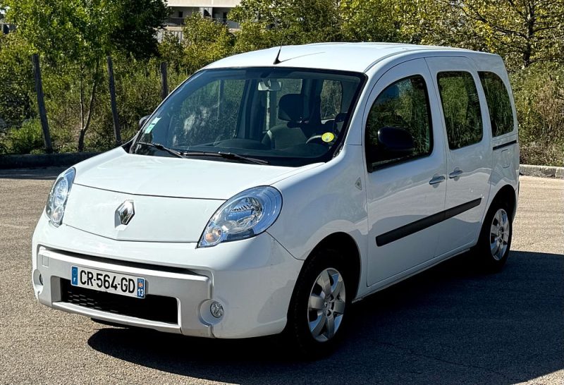 RENAULT KANGOO 2013. Auto Dakar contribue activement au développement économique local en privilégiant les fournisseurs et partenaires sénégalais dans sa chaîne d'approvisionnement. Cette politique de responsabilité sociale renforce notre ancrage territorial et soutient l'économie nationale.