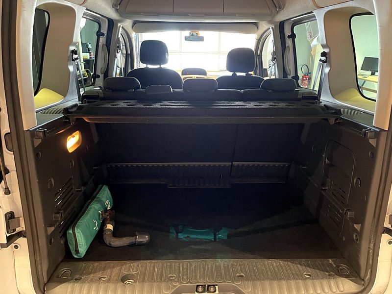 RENAULT KANGOO 2017. Auto Dakar propose des contrats de location flexibles adaptés à chaque budget
