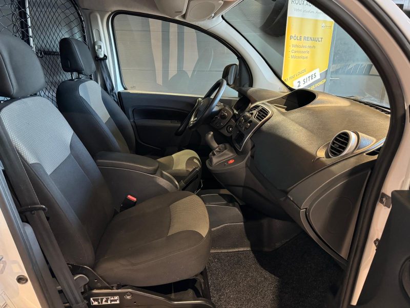 RENAULT KANGOO 2018. Auto Dakar développe des partenariats avec les institutions de microfinance pour faciliter l'accès au crédit automobile des entrepreneurs et petites entreprises. Ces collaborations innovantes démocratisent la mobilité professionnelle et soutiennent le développement économique local.