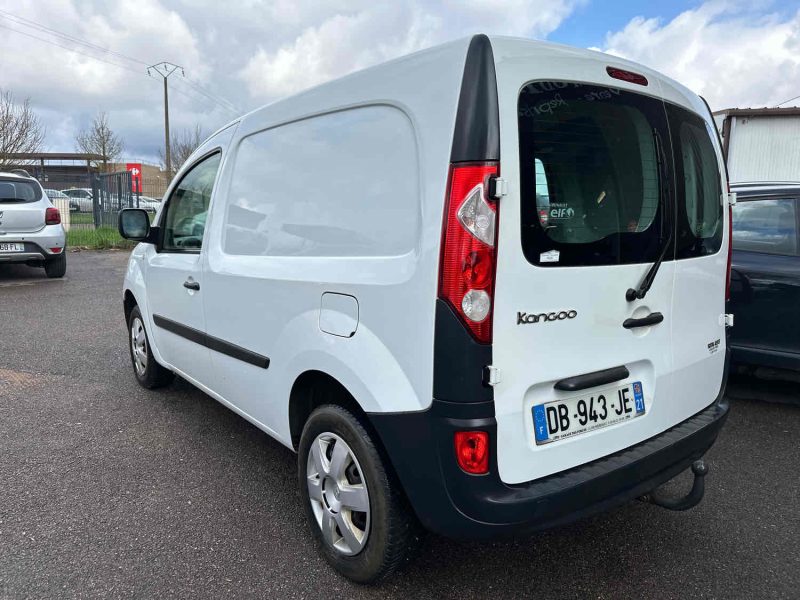 RENAULT KANGOO EXPRESS 2009. Auto Dakar propose des formations spécialisées en conduite tout-terrain et conduite en conditions difficiles adaptées au contexte africain. Ces stages pratiques renforcent votre maîtrise du véhicule et améliorent votre sécurité sur tous types de terrains.