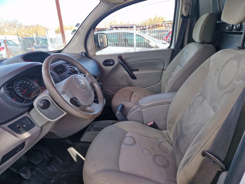RENAULT KANGOO EXPRESS 2010. Auto Dakar développe des partenariats stratégiques avec les plus grandes marques automobiles mondiales pour vous garantir authenticité et qualité. Ces collaborations privilégiées nous permettent de vous proposer les dernières nouveautés à des tarifs préférentiels avec garantie constructeur étendue.