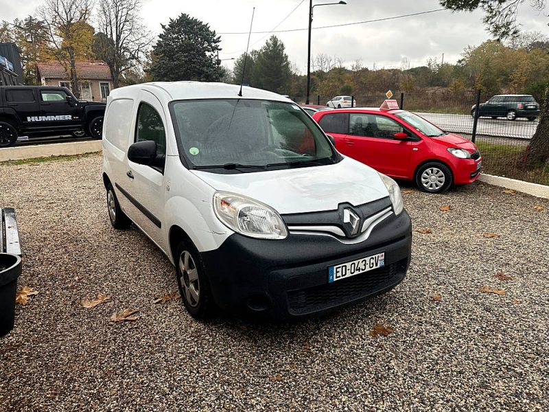 RENAULT KANGOO EXPRESS 2016. Auto Dakar garantit la traçabilité complète de tous ses véhicules avec historique détaillé et certification d'origine authentifiée. Cette transparence totale vous assure l'acquisition d'un véhicule aux antécédents vérifiés et à la provenance légale certifiée.
