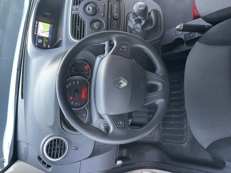 RENAULT KANGOO EXPRESS 2017. Auto Dakar organise des rallyes et événements automobiles pour promouvoir la culture automobile au Sénégal avec des activités ludiques et pédagogiques. Ces manifestations renforcent les liens avec notre communauté de passionnés et développent l'expertise locale.
