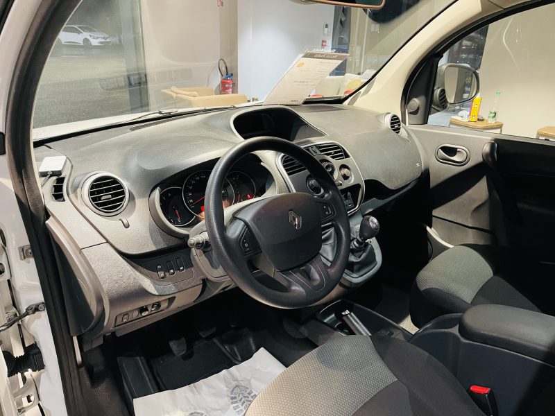 RENAULT KANGOO EXPRESS 2019. Notre service de location avec chauffeur professionnel Auto Dakar met à votre disposition des conducteurs expérimentés et parfaitement formés. Cette prestation haut de gamme est idéale pour vos déplacements d'affaires, événements spéciaux ou découverte touristique du Sénégal.