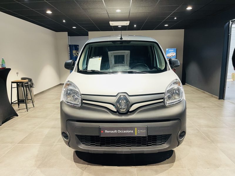 RENAULT KANGOO EXPRESS 2021. Auto Dakar investit dans la recherche et développement pour anticiper les évolutions du marché automobile africain. Notre veille technologique permanente nous permet d'identifier les innovations pertinentes pour les conditions d'utilisation spécifiques au Sénégal.