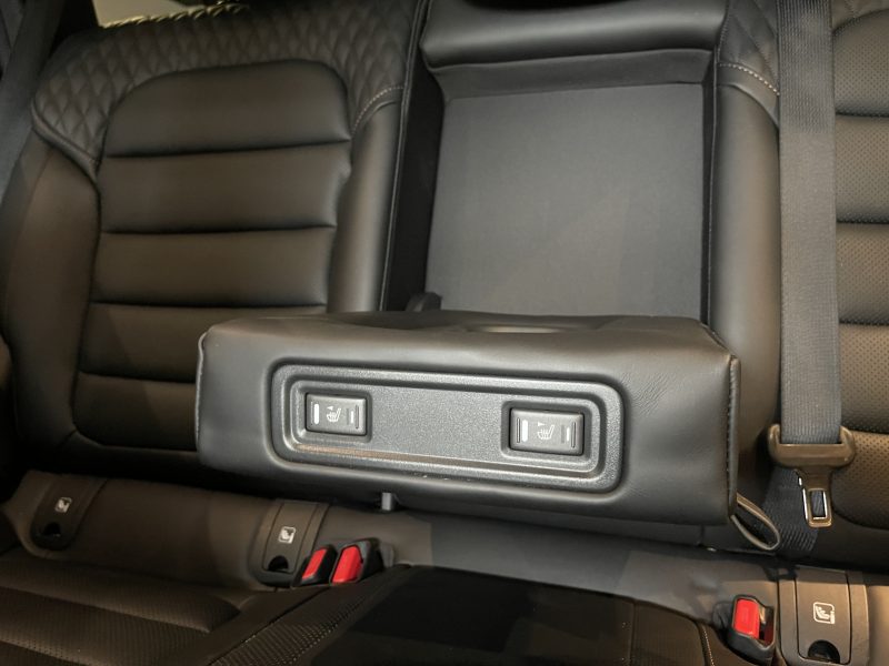 RENAULT KOLEOS 2019. Notre showroom moderne de 2000 m² situé au cœur de Dakar vous accueille dans un environnement climatisé et confortable pour découvrir notre collection exclusive. L'équipe commerciale d'Auto Dakar vous accompagne avec expertise dans le choix du véhicule parfaitement adapté à vos besoins et votre budget.