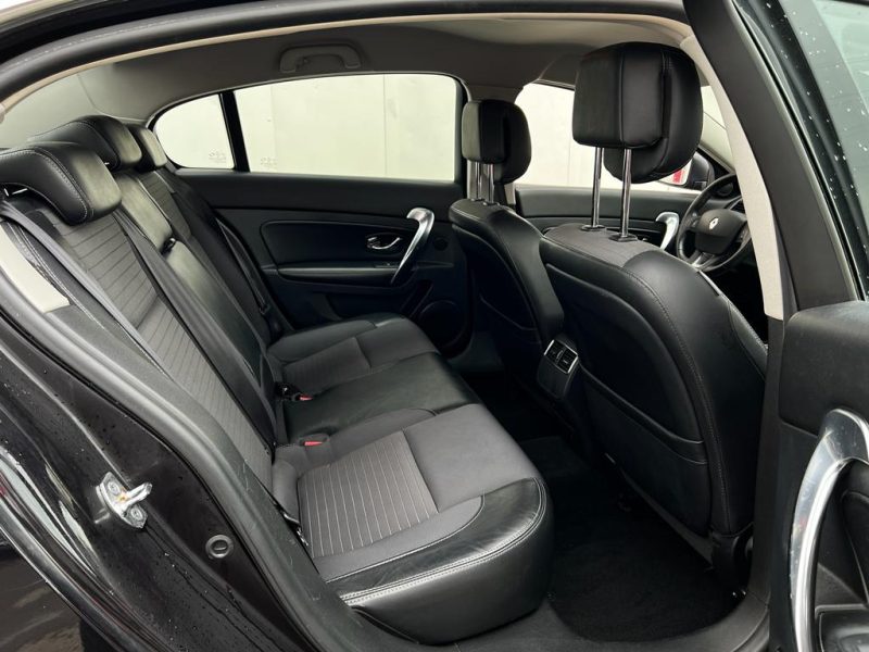 RENAULT LATITUDE 2012. Auto Dakar développe des solutions de mobilité écologique avec une gamme étendue de véhicules à faible émission de CO2. Notre engagement environnemental se traduit aussi par des pratiques internes respectueuses de l'environnement dans tous nos processus opérationnels.