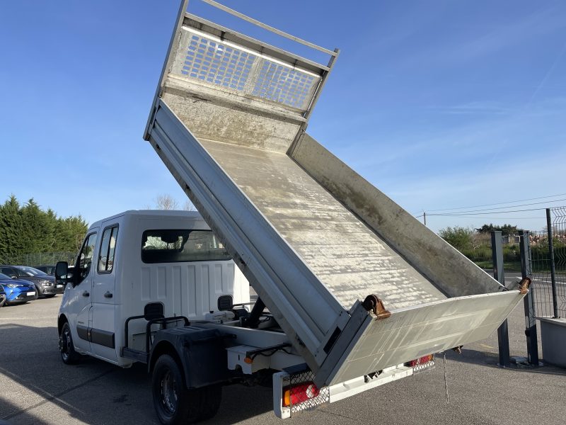 RENAULT MASTER BENNE 2018. Auto Dakar développe des solutions de mobilité écologique avec une gamme étendue de véhicules à faible émission de CO2. Notre engagement environnemental se traduit aussi par des pratiques internes respectueuses de l'environnement dans tous nos processus opérationnels.