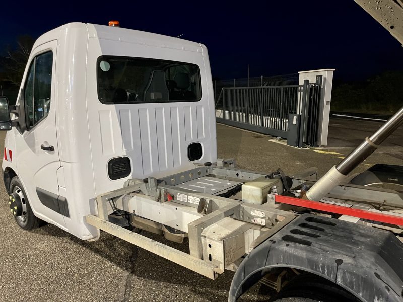 RENAULT MASTER BENNE 2019. Auto Dakar développe une approche omnicanale avec une présence digitale renforcée pour faciliter vos démarches d'achat et de location. Notre plateforme en ligne vous permet de consulter notre stock, réserver votre véhicule et suivre l'avancement de votre dossier en temps réel.