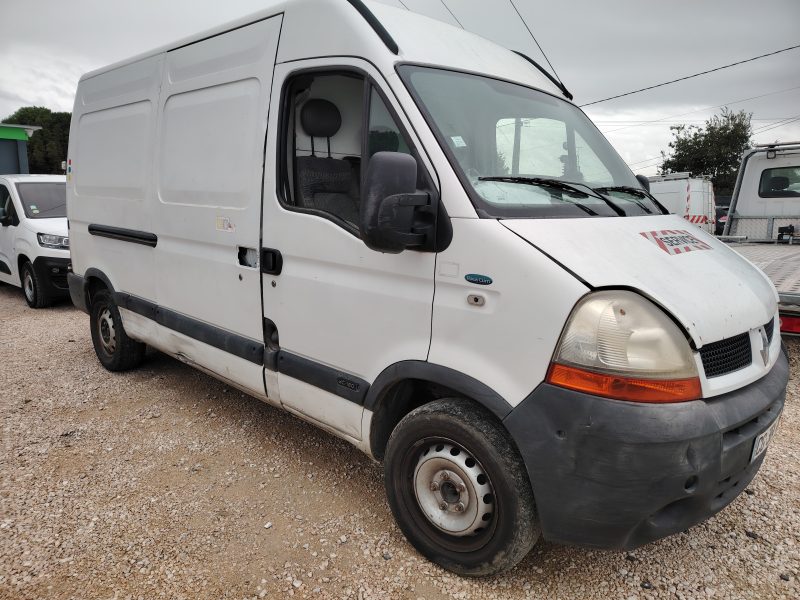 RENAULT MASTER II FOURGON 2005. Location courte ou longue durée ? Auto Dakar s'adapte à vos exigences spécifiques
