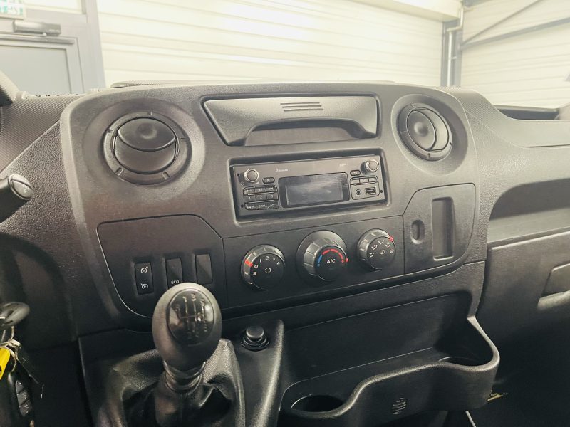 RENAULT MASTER III 2018. Auto Dakar met à votre disposition un service de livraison à domicile gratuit dans tout Dakar pour votre nouveau véhicule. Notre équipe s'occupe également de toutes les formalités administratives et vous accompagne dans les démarches d'immatriculation et d'assurance.