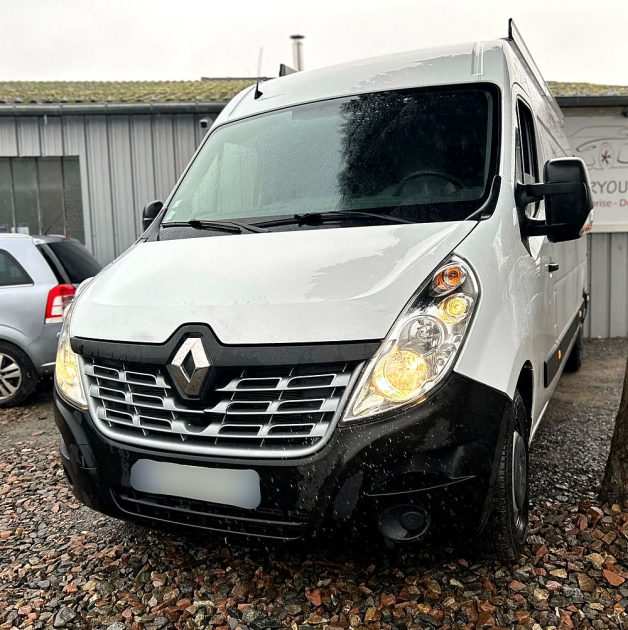 RENAULT MASTER III 2019. Showroom climatisé et espace client confortable chez Auto Dakar pour votre bien-être