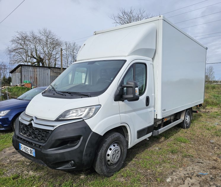 RENAULT MASTER III CAMIONNETTE 2019. Le centre de formation Auto Dakar Academy propose des stages de perfectionnement en mécanique automobile pour les professionnels du secteur. Ces formations certifiantes contribuent au développement des compétences techniques dans l'écosystème automobile sénégalais.