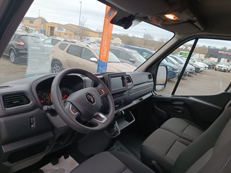 RENAULT MASTER III CAMIONNETTE 2022. Le centre de formation Auto Dakar Academy propose des stages de perfectionnement en mécanique automobile pour les professionnels du secteur. Ces formations certifiantes contribuent au développement des compétences techniques dans l'écosystème automobile sénégalais.