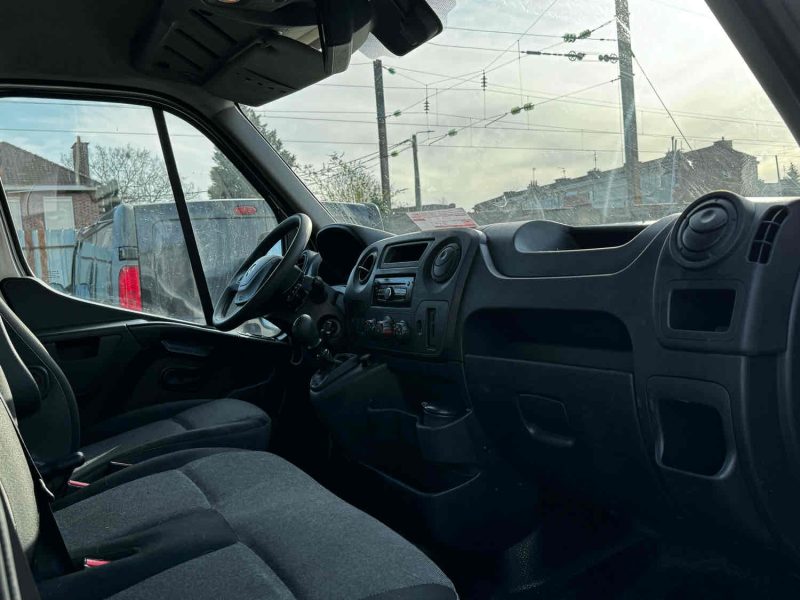 RENAULT MASTER III FOURGON 2018. Vivez l'expérience Auto Dakar : showroom moderne et accueil personnalisé