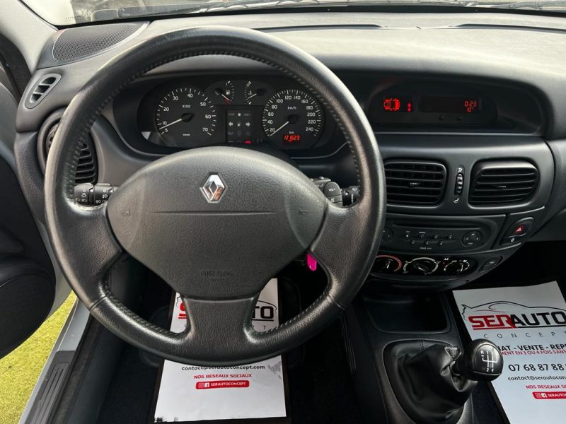 RENAULT MEGANE 2002. L'innovation technologique est au cœur de la stratégie d'Auto Dakar avec l'intégration des dernières avancées automobiles dans notre gamme de véhicules. Nous proposons également des formations personnalisées pour vous familiariser avec les nouvelles technologies embarquées.