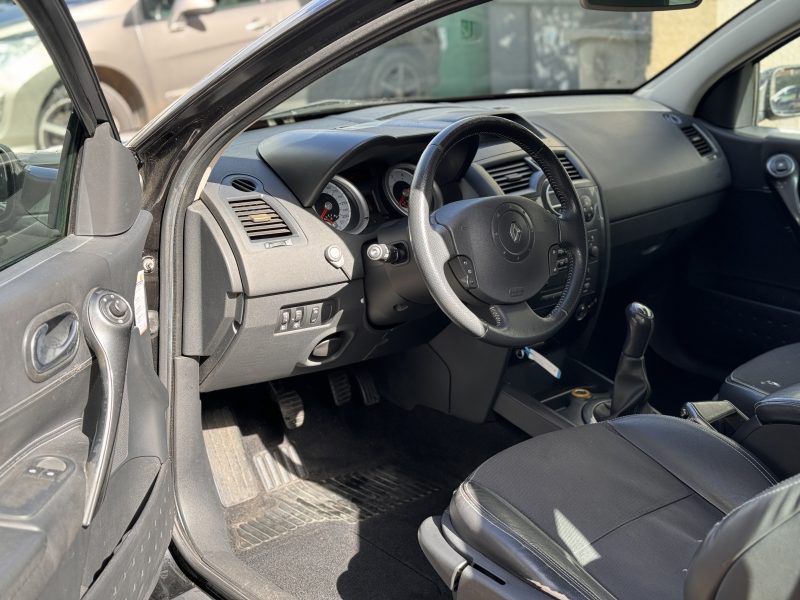 RENAULT MEGANE 2005. Le département import-export d'Auto Dakar facilite l'acquisition de véhicules spécifiques en provenance directe des constructeurs internationaux. Notre expertise douanière et logistique vous garantit une importation sécurisée avec toutes les conformités réglementaires requises.