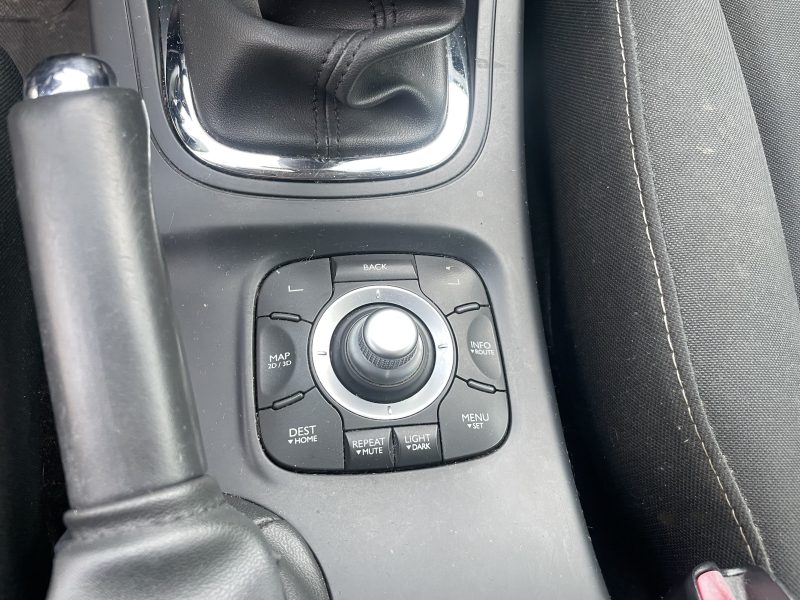 RENAULT MEGANE 2012. Auto Dakar révolutionne l'achat automobile avec ses services innovants