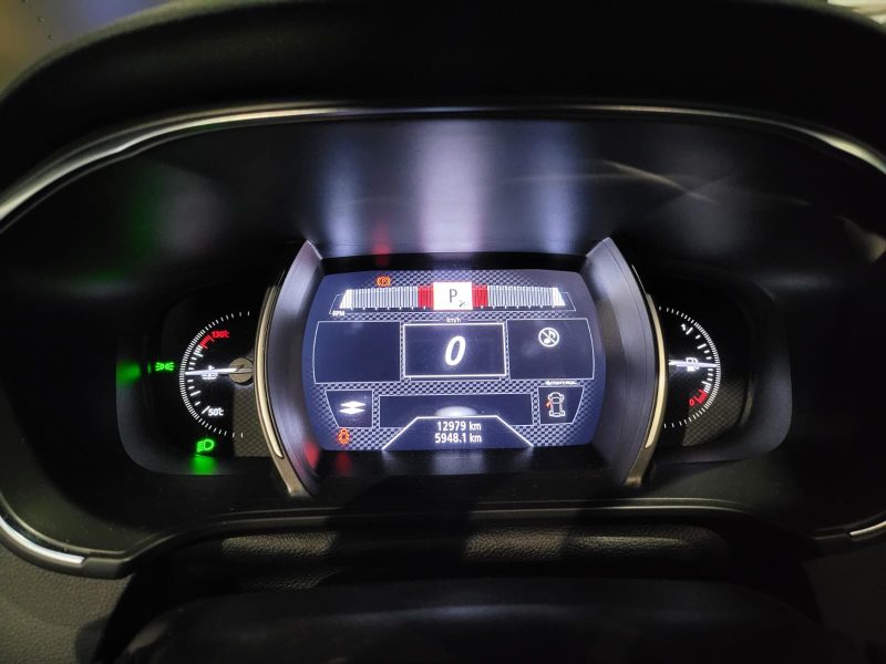 RENAULT MEGANE 2019. Auto Dakar investit continuellement dans la formation de ses équipes pour maintenir le plus haut niveau d'expertise technique et commerciale. Cette politique de formation permanente nous permet de vous offrir des conseils pertinents et un service client d'excellence reconnu par nos clients.