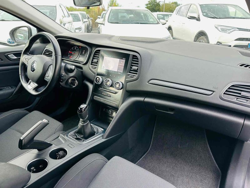 RENAULT MEGANE 2020. Le service de préparation véhicule Auto Dakar personnalise votre automobile selon vos préférences avec équipements spécifiques et accessoires haut de gamme. Notre atelier de customisation transforme votre véhicule en exemplaire unique parfaitement adapté à vos besoins.