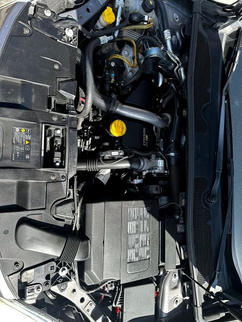RENAULT MEGANE 3 TOMTOM 2011. Notre service de location avec chauffeur professionnel Auto Dakar met à votre disposition des conducteurs expérimentés et parfaitement formés. Cette prestation haut de gamme est idéale pour vos déplacements d'affaires, événements spéciaux ou découverte touristique du Sénégal.