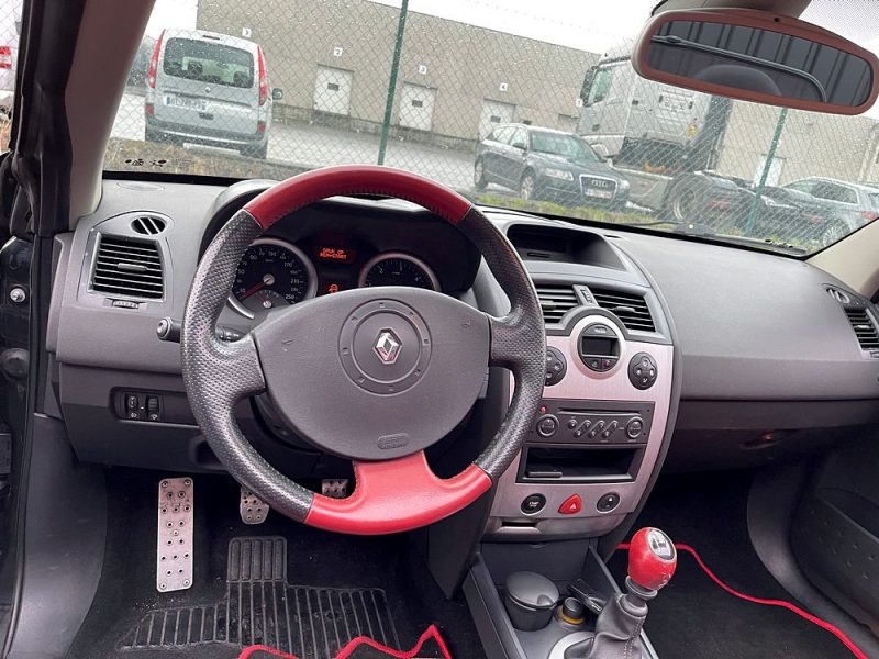 RENAULT MEGANE CABRIOLET 2005. Le service de préparation véhicule Auto Dakar personnalise votre automobile selon vos préférences avec équipements spécifiques et accessoires haut de gamme. Notre atelier de customisation transforme votre véhicule en exemplaire unique parfaitement adapté à vos besoins.
