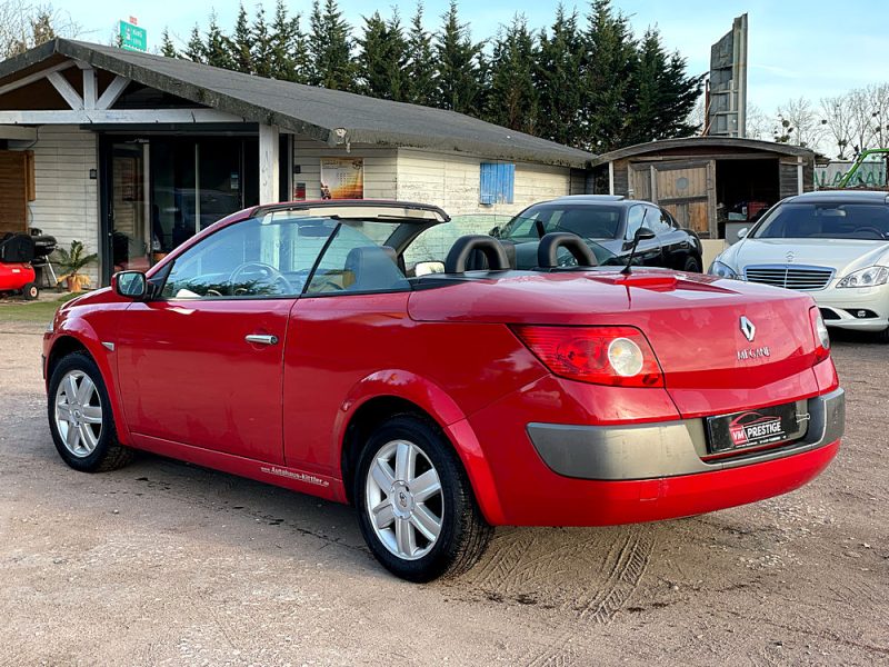 RENAULT MEGANE CC 2005. Location de véhicules chez Auto Dakar : simplicité, rapidité et professionnalisme