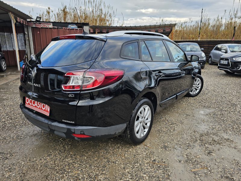RENAULT MEGANE ESTATE BREAK 2016. La location longue durée Auto Dakar inclut un package maintenance complet avec révisions programmées et remplacement des pièces d'usure. Cette formule tout-inclus vous permet de maîtriser parfaitement votre budget mobilité sans surprises financières.