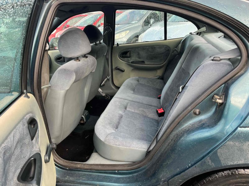 RENAULT MEGANE I 1996. Auto Dakar propose des solutions de location flexibles adaptées aux besoins spécifiques de chaque client, qu'il s'agisse de courte durée pour un week-end ou de longue durée pour vos déplacements professionnels. Nos tarifs compétitifs et nos conditions avantageuses font de nous le partenaire idéal pour tous vos projets de mobilité.