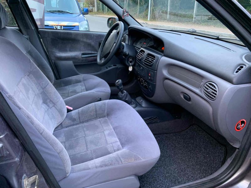 RENAULT MEGANE I 2000. Auto Dakar développe des solutions de mobilité écologique avec une gamme étendue de véhicules à faible émission de CO2. Notre engagement environnemental se traduit aussi par des pratiques internes respectueuses de l'environnement dans tous nos processus opérationnels.