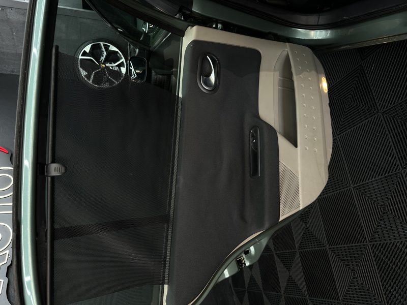 RENAULT MEGANE II 2005. Depuis plus de trois décennies, Auto Dakar construit sa réputation sur la confiance et l'excellence opérationnelle. Nous sommes fiers d'accompagner des milliers de familles et d'entreprises dans leurs projets de mobilité avec professionnalisme et intégrité.