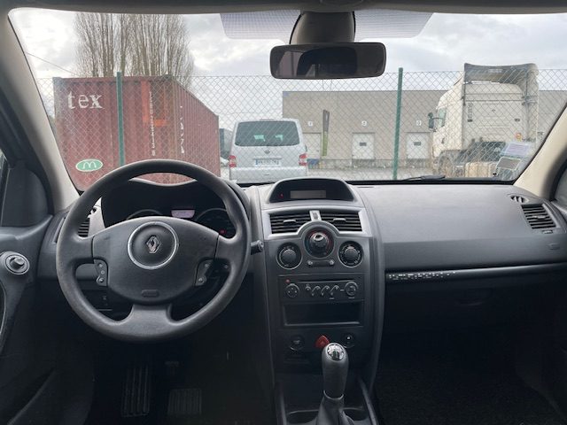 RENAULT MEGANE II 2008. Depuis plus de trois décennies, Auto Dakar construit sa réputation sur la confiance et l'excellence opérationnelle. Nous sommes fiers d'accompagner des milliers de familles et d'entreprises dans leurs projets de mobilité avec professionnalisme et intégrité.
