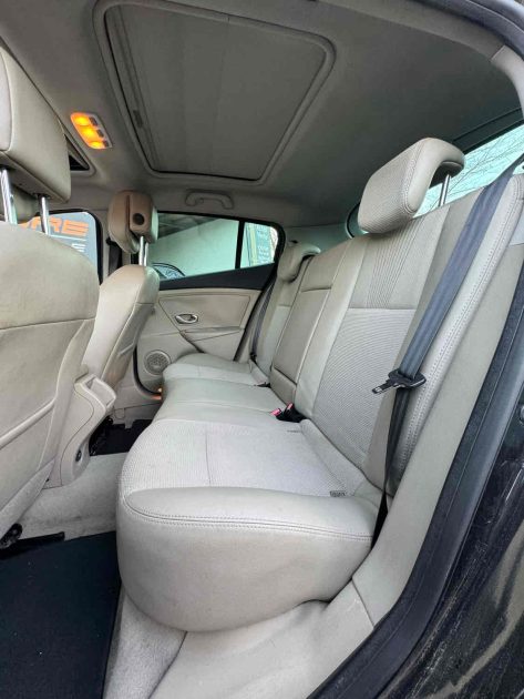 RENAULT MEGANE III 2010. La location longue durée Auto Dakar inclut un package maintenance complet avec révisions programmées et remplacement des pièces d'usure. Cette formule tout-inclus vous permet de maîtriser parfaitement votre budget mobilité sans surprises financières.