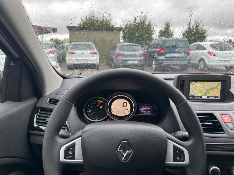RENAULT MEGANE III 2011. Le centre de formation continue Auto Dakar propose des stages de mise à niveau pour les professionnels de l'automobile sur les nouvelles technologies. Ces formations certifiantes maintiennent l'expertise technique de l'écosystème automobile sénégalais au plus haut niveau international.