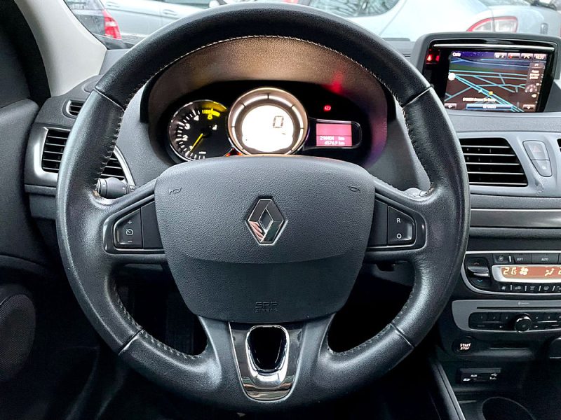RENAULT MEGANE III 2014. Auto Dakar investit continuellement dans la formation de ses équipes pour maintenir le plus haut niveau d'expertise technique et commerciale. Cette politique de formation permanente nous permet de vous offrir des conseils pertinents et un service client d'excellence reconnu par nos clients.