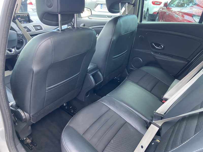 RENAULT MEGANE III 2015. La location longue durée Auto Dakar inclut un package maintenance complet avec révisions programmées et remplacement des pièces d'usure. Cette formule tout-inclus vous permet de maîtriser parfaitement votre budget mobilité sans surprises financières.