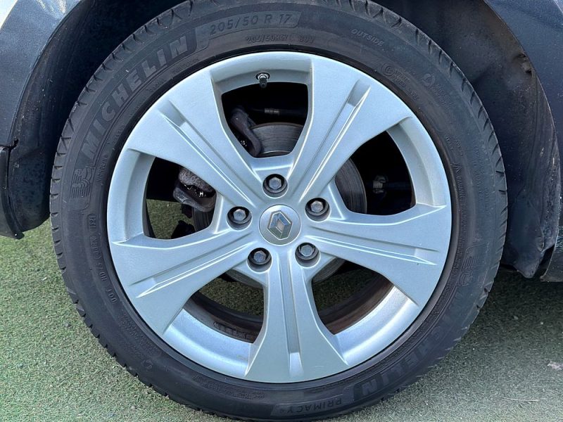 RENAULT MEGANE III COUPE 2011. Particuliers ou entreprises, Auto Dakar répond à tous vos besoins en mobilité