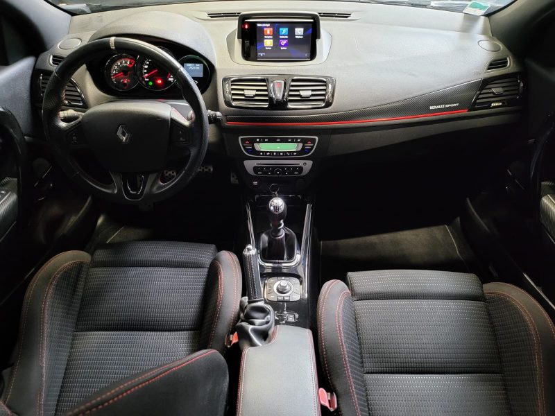 RENAULT MEGANE III COUPÉ 2014. Auto Dakar s'engage activement dans le développement durable en proposant une gamme croissante de véhicules hybrides et électriques. Notre mission consiste à contribuer à la réduction de l'empreinte carbone tout en maintenant les plus hauts standards de performance et de confort.