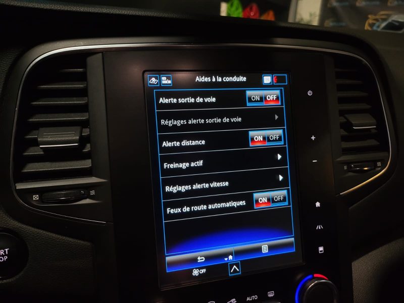 RENAULT MEGANE IV 2020. Le service de préparation véhicule Auto Dakar personnalise votre automobile selon vos préférences avec équipements spécifiques et accessoires haut de gamme. Notre atelier de customisation transforme votre véhicule en exemplaire unique parfaitement adapté à vos besoins.